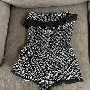 Adorable Aerie black & white strapless romper